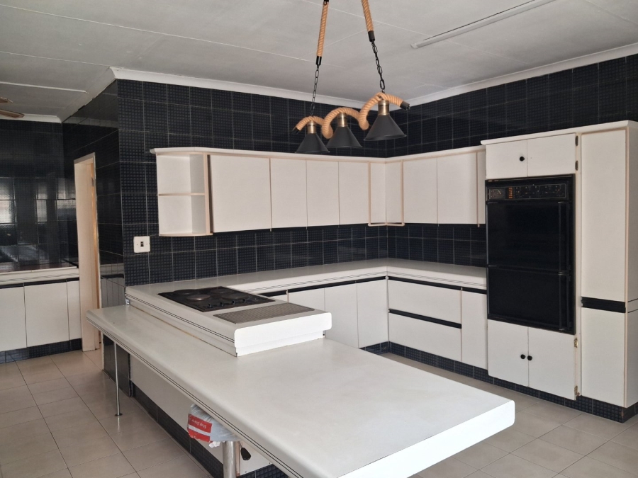 5 Bedroom Property for Sale in Manzil Park North West
